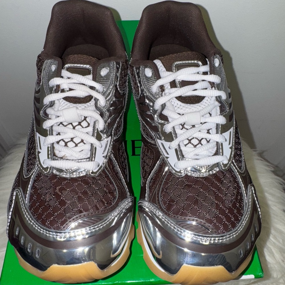 AUTHENTIC BOTTEGA VENETA SNEAKERS 

Fondant/silver